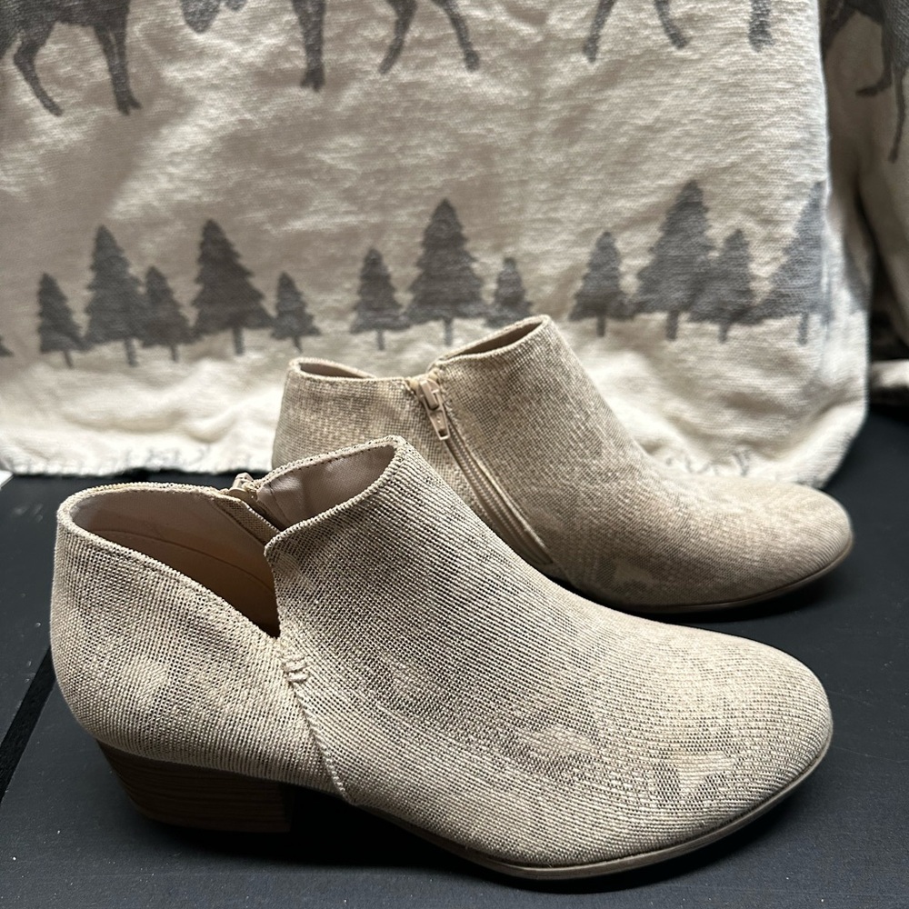 SO Textured Cream Snakeskin Ankle Booties - women’s 9.5